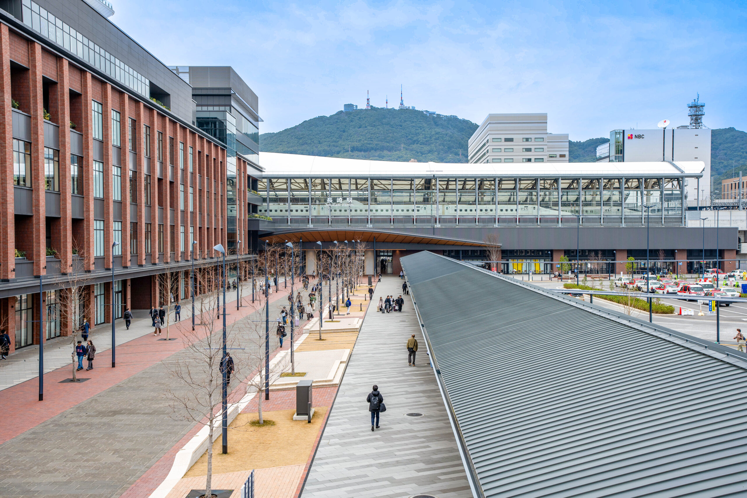 ようこそ長崎へ。海に開かれた長崎駅。